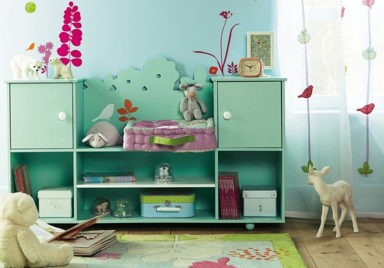 chambre bébé bleu canard rangement mural meuble etageres rideaux enfant