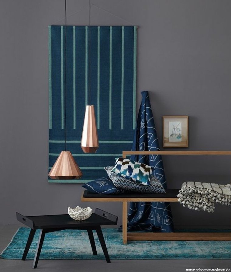 design intérieur salon bleu luminaire cuivre suspendu design table basse noire