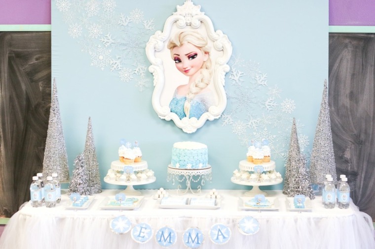deco anniversaire reine des neiges table gâteau cupcakes