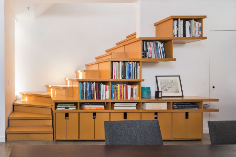 escalier bibliothèque design couleur tendance renovation escalier maison rangements livres