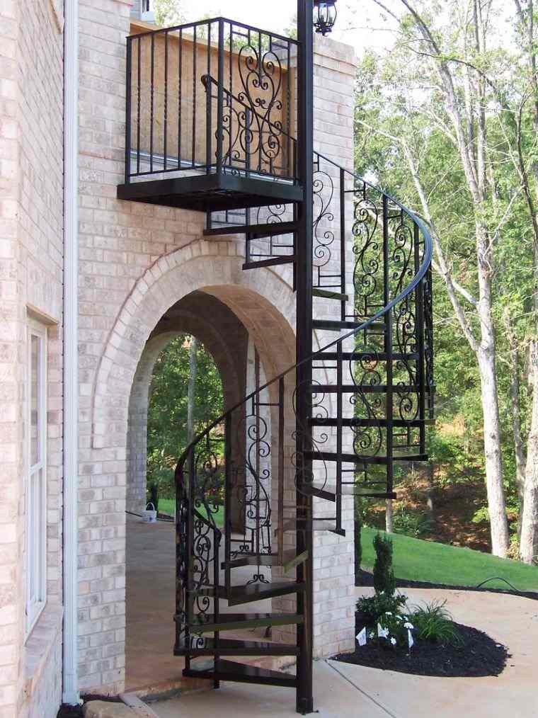 escalier colimacon fer forge exterieur facade pierre gain de place noir