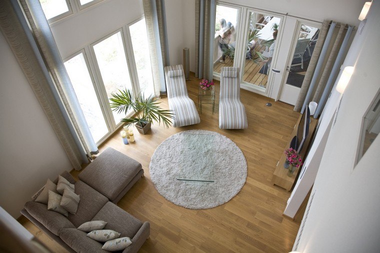 règles feng shui maison tapis de sol rond chaise longue parquet bois