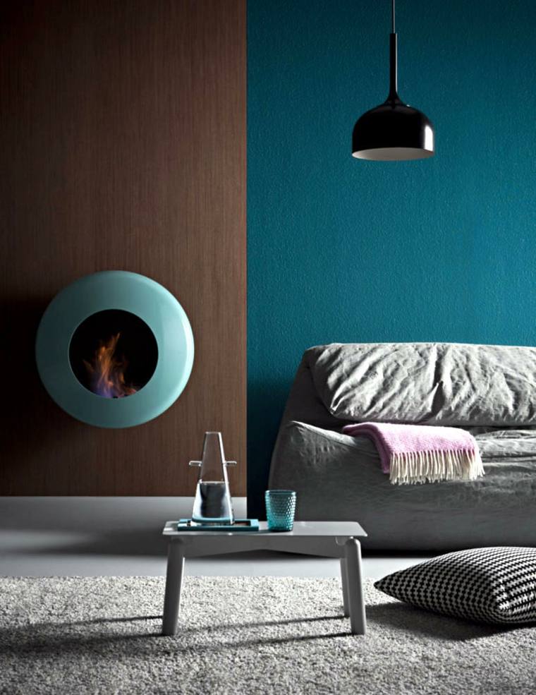 salon bleu pétrole tendance canapé luminaire suspension tapis sol blanc foyer