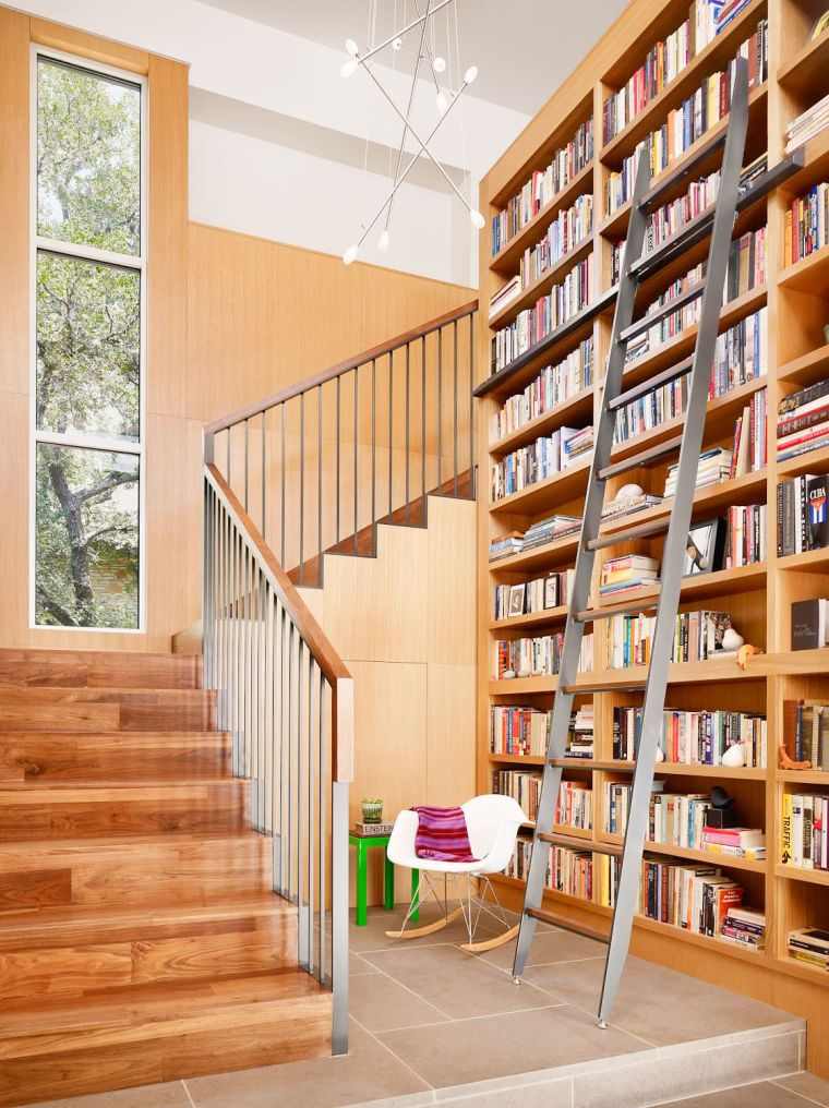 idees de decoration cage escalier main courante bois grande bibliotheque