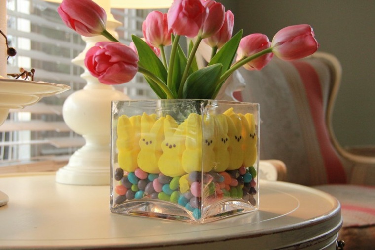 images de pâques lapins oeufs minuscules bonbons deco vase tulipes