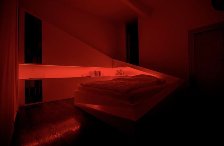 luminaire rouge led éclairage ambiance amenagement chambre style moderne