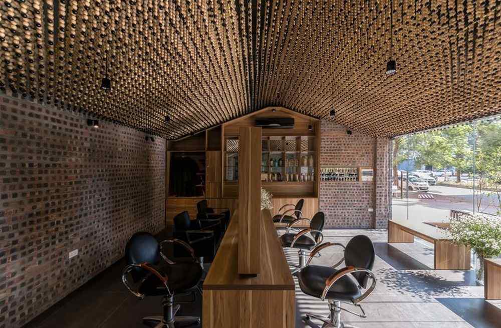perles en bois plafond salon de coiffure interieur Nguyen Tien Thanh