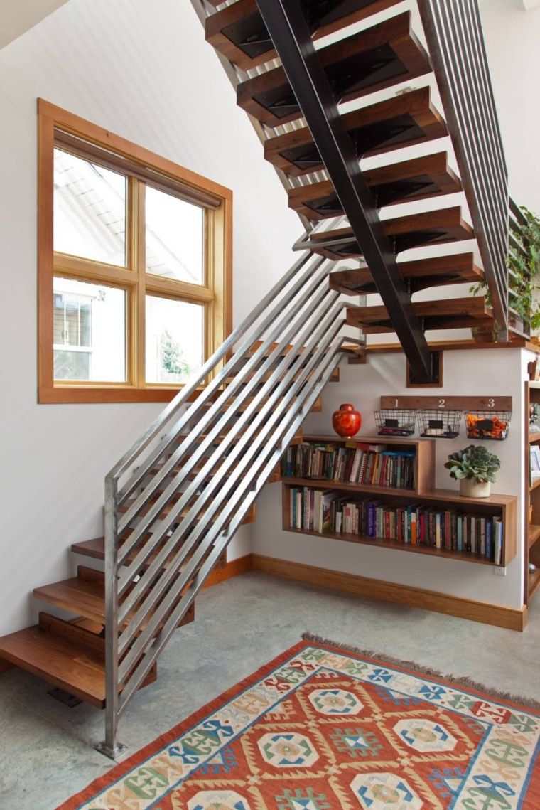 rangements sous escalier etagere bois murale petit escalier rampe metal