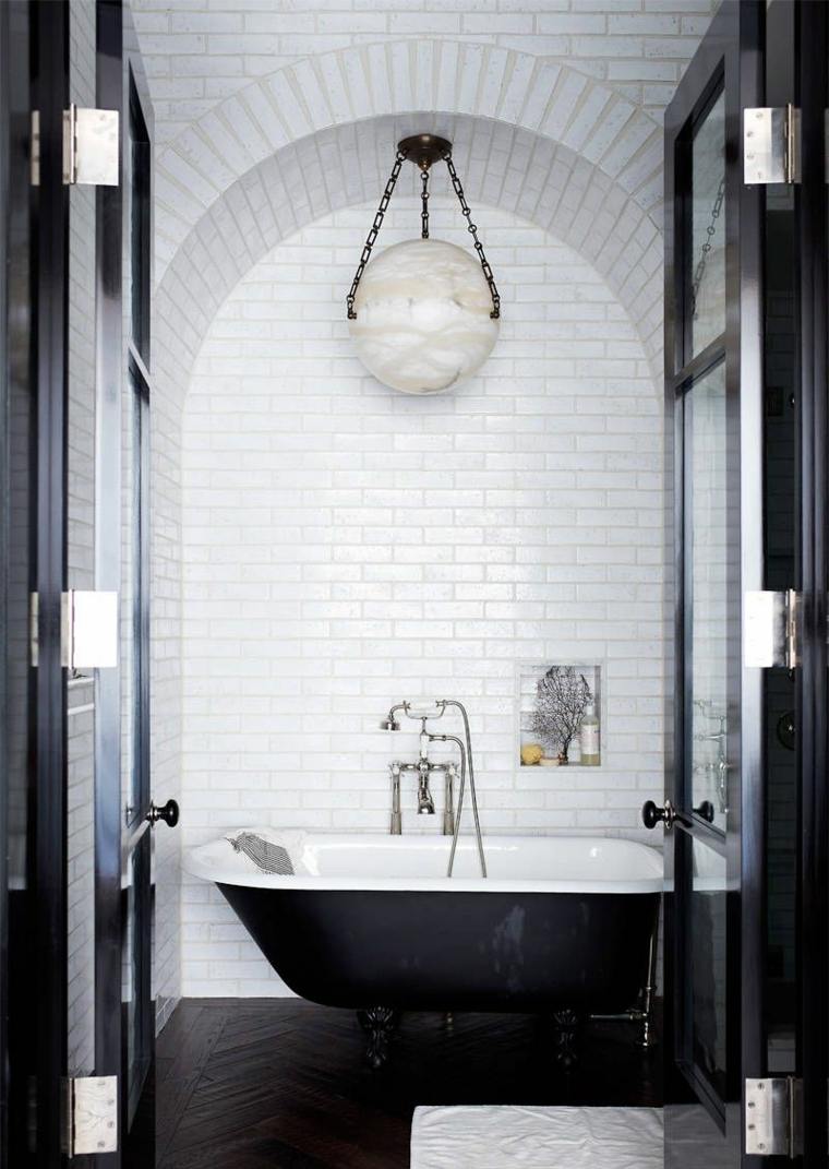 salle de bain noire et blanche carrelage blanc voute niche rangement mural