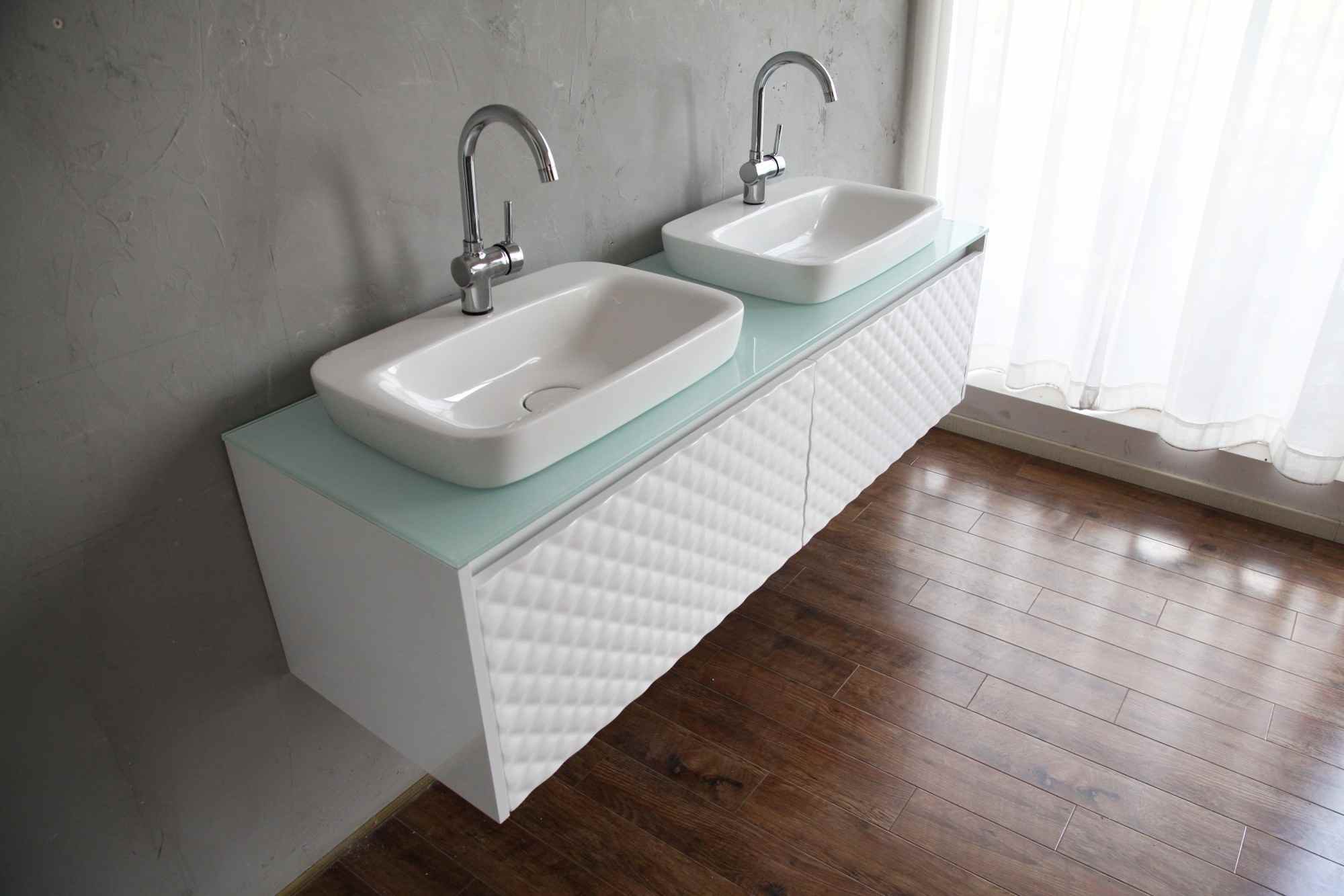 salle de bains lux sol bois lavabo blanche
