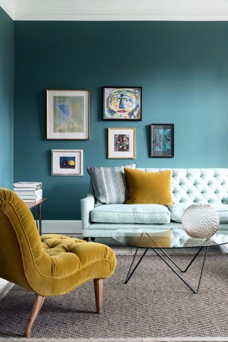salon bleu canard déco mur cadres fauteuil jaune pastel table verre