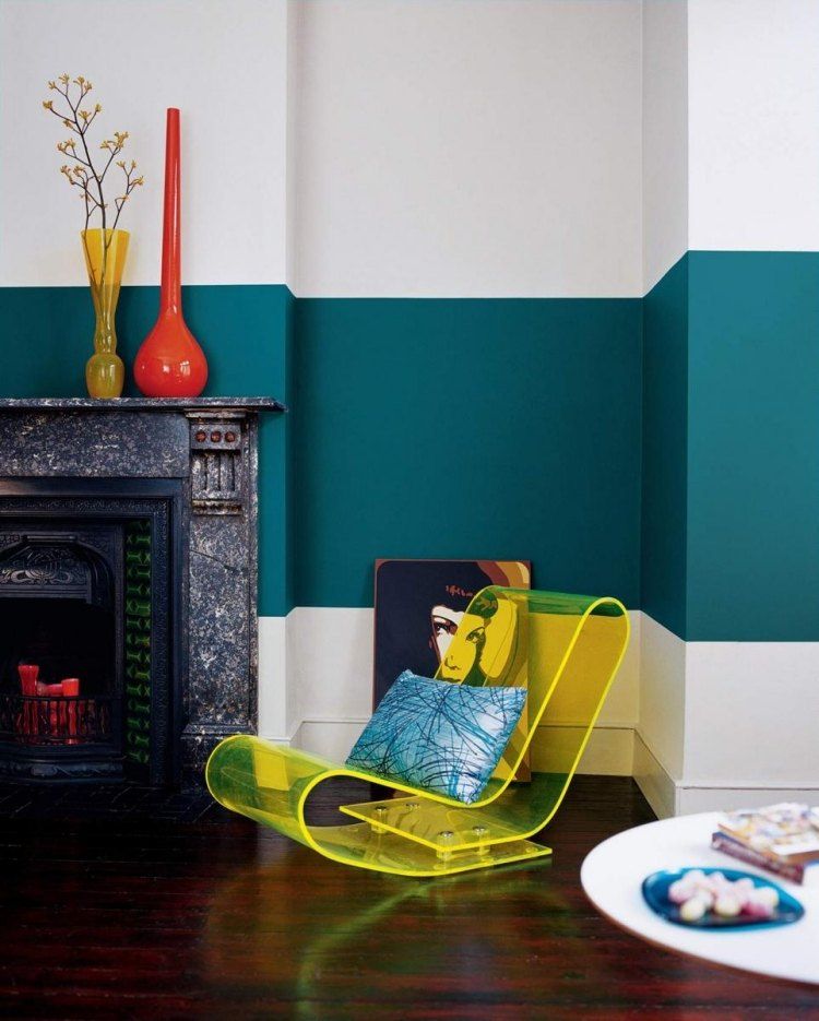 salon décorer idée mur peinture fauteuil jaune déco tableau parquet bois