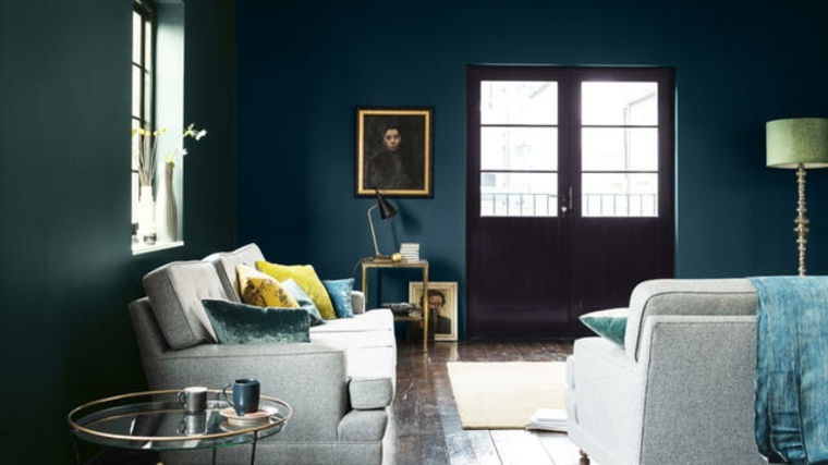 salon mur peinture bleu pétrole idée bleu foncé canapé gris clair
