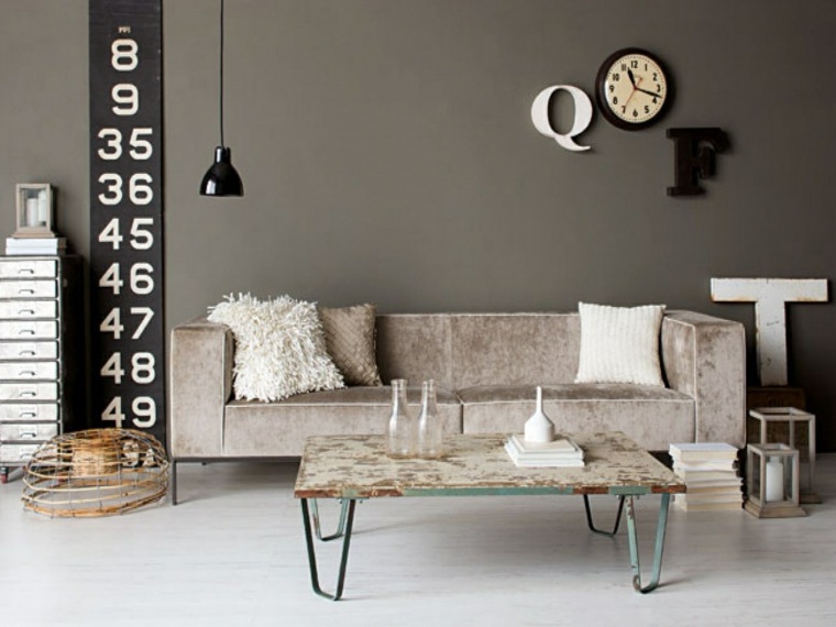 intérieur salon style industriel déco mur canapé beige coussins table basse bois rustique