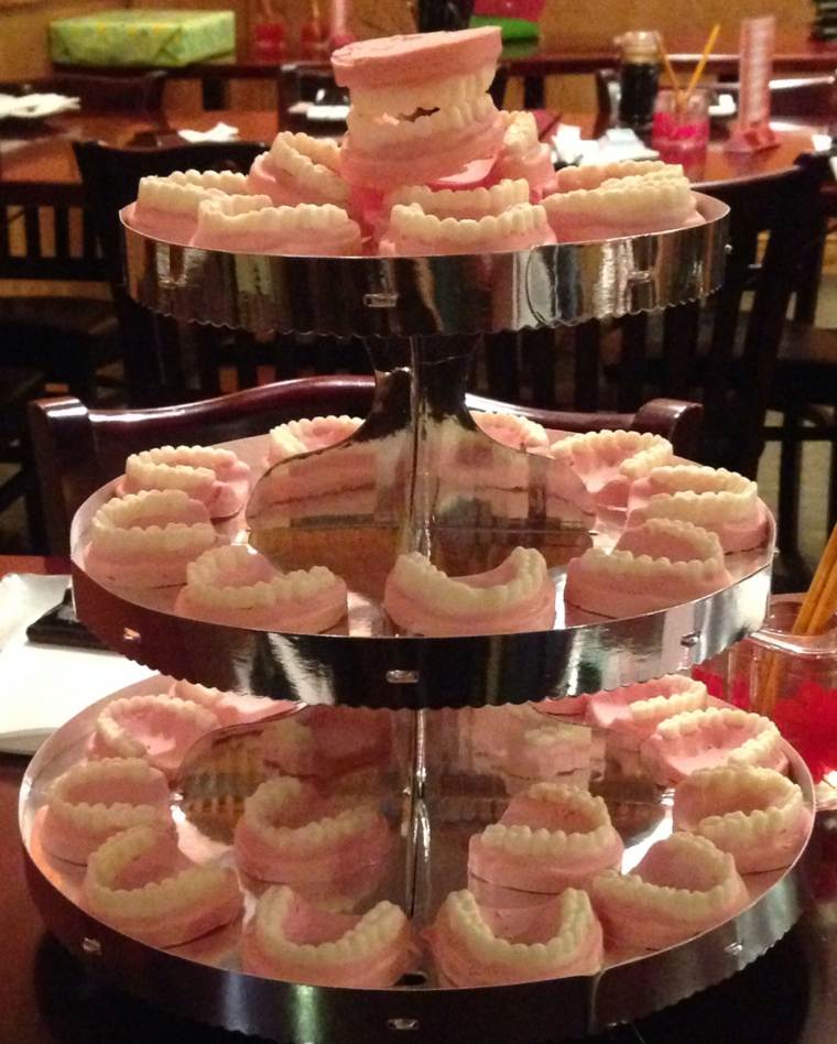 decoration de table pour anniversaire adulte pose-mâchoires gâteaux délicieux