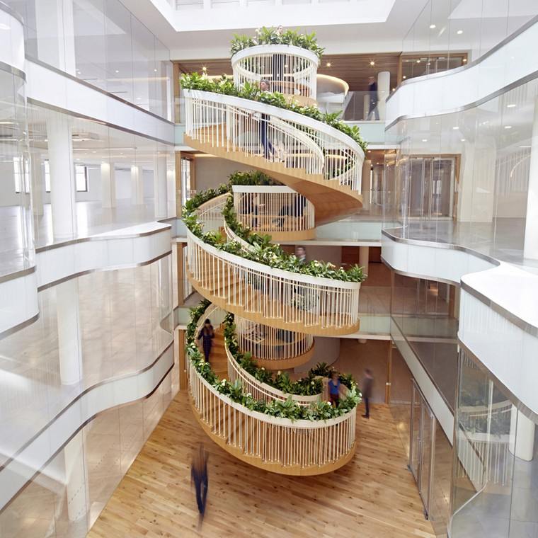 intérieur appartement escalier spirale design végétation idée