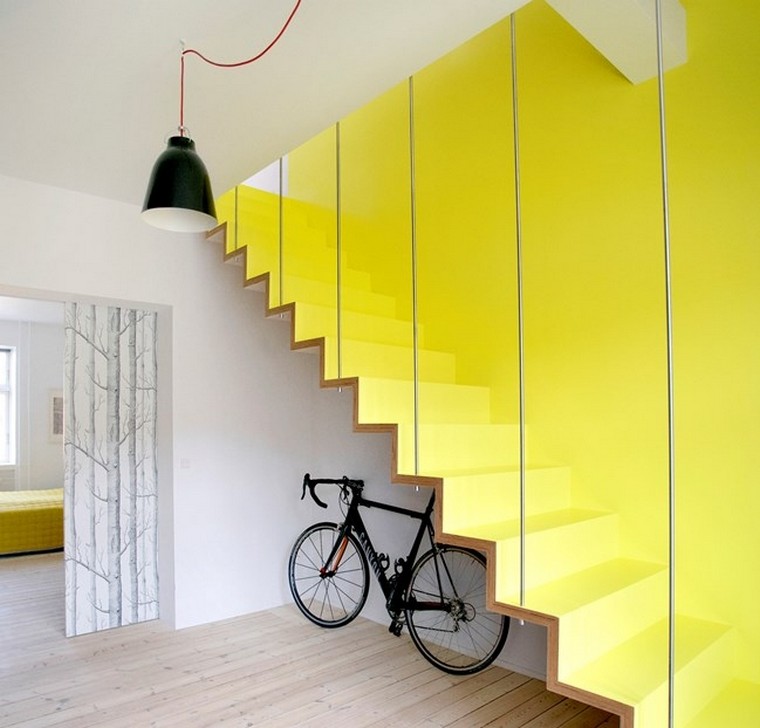 escalier bois idée design intérieur luminaire suspension mur déco papier peint noir blanc luminaire
