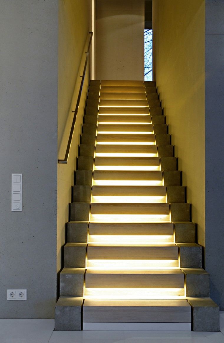 escalier en bois éclairage idée intérieur design tendance appartement