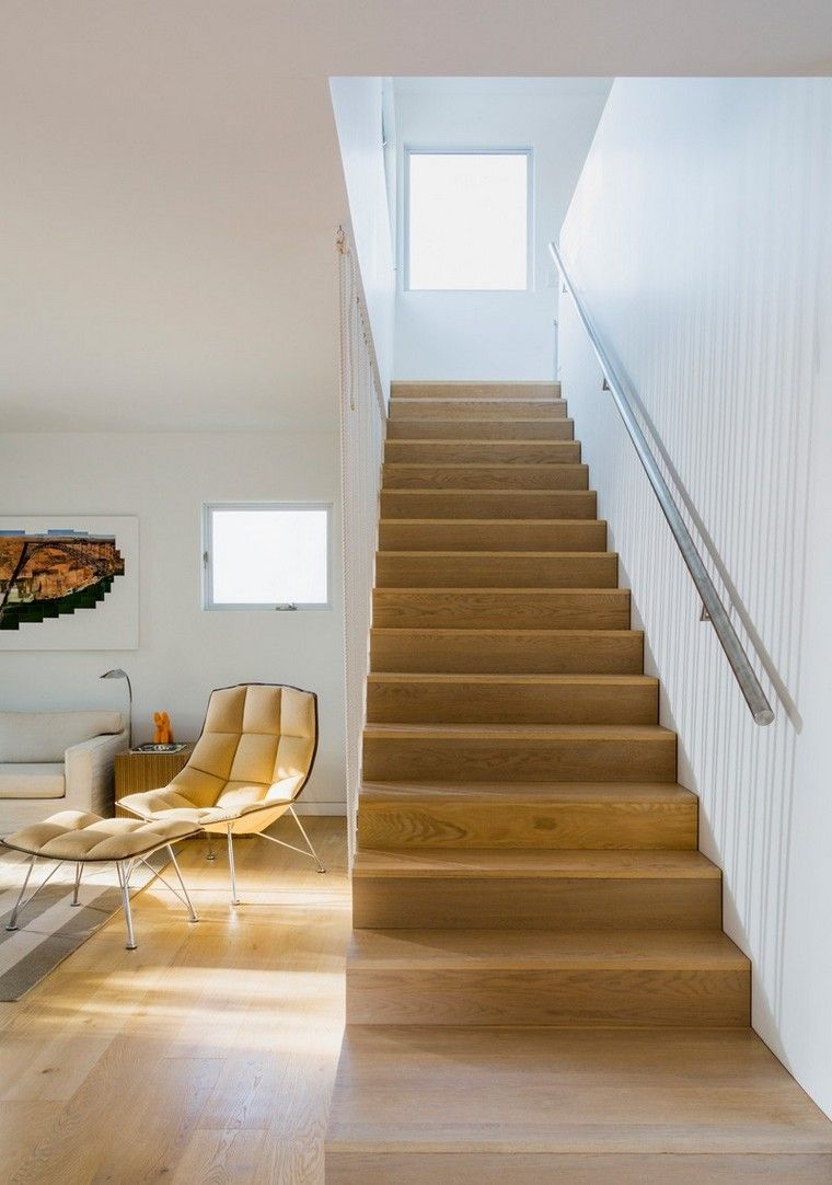 escalier bois intérieur moderne design tendance appartement fauteuil