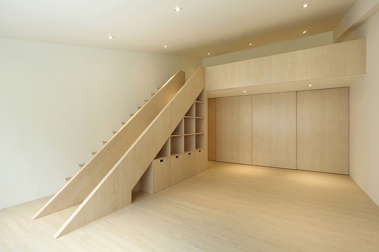intérieur blanc bois design escalier bois espace rangement parquet tiroirs bois