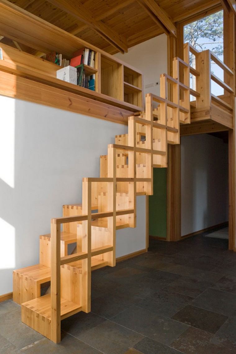 escalier bois maison idée rangement bibliothèque étagères