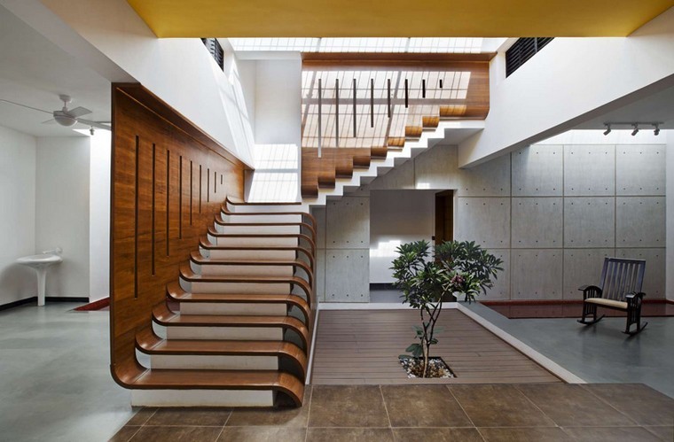 design intérieur maison escalier bois arbre japonais zen sol béton ciré idées