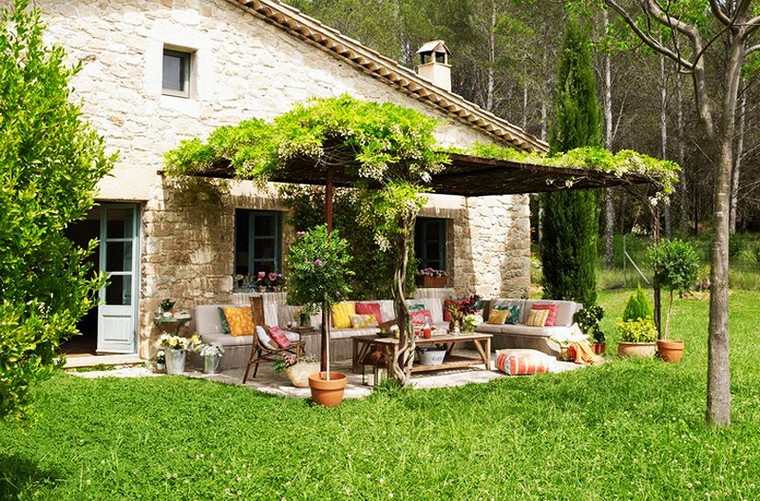 idée terrasse bois et pierre extérieur maison tendance banc jardin coussins