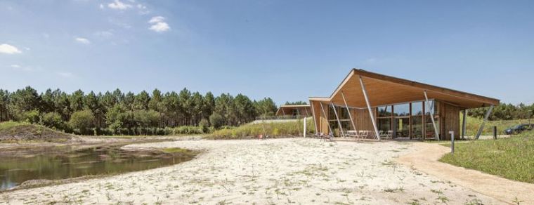 maison toit papillon cabane bois baie vitree idee terrasse decoration bord de mer