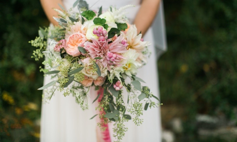 bouquet mariage femme fleurs variees