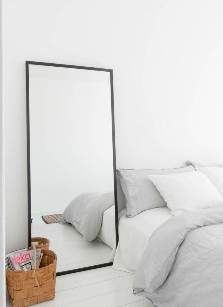 miroir dans une chambre miroir cadre noir design minimaliste parquet blanc