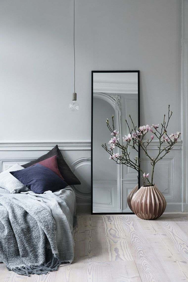 miroir cadre noir dans une chambre zen boiserie moulages modele