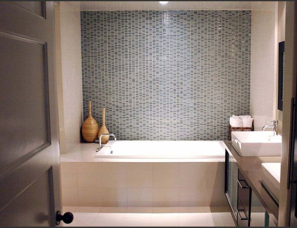 mur gris et blanc salle de bain