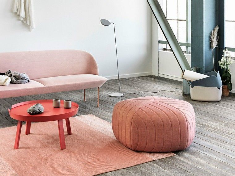 design salon scandinave pouf rose muuto canapé table ronde tapis rose