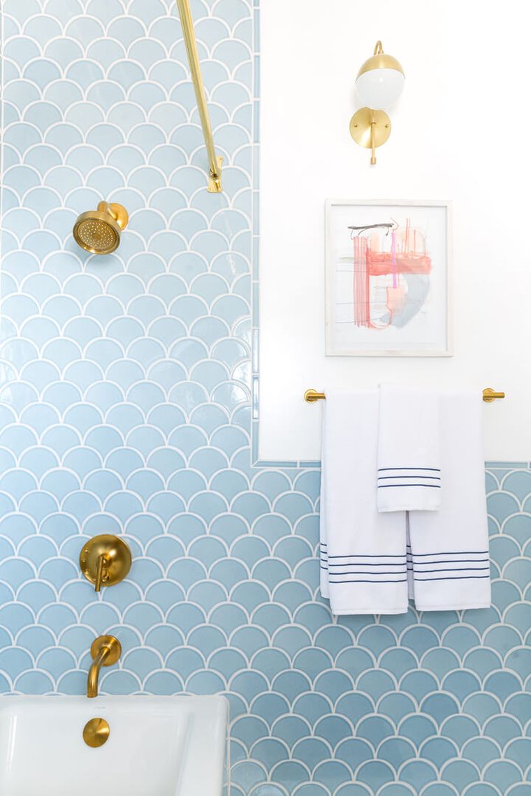 déco salle de bain bleu modele robinetterie murale or couleur tendance