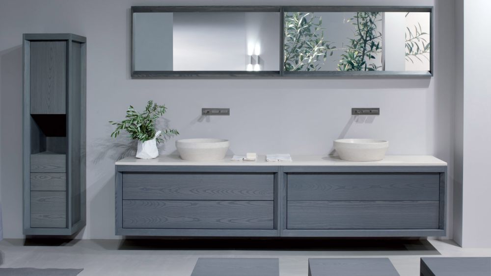 salle de bain simple et moderne lavabo blanc double armoire petit