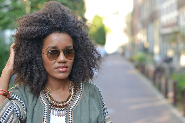 tendance coiffure cheveux tres boucles femme afro americaine resized