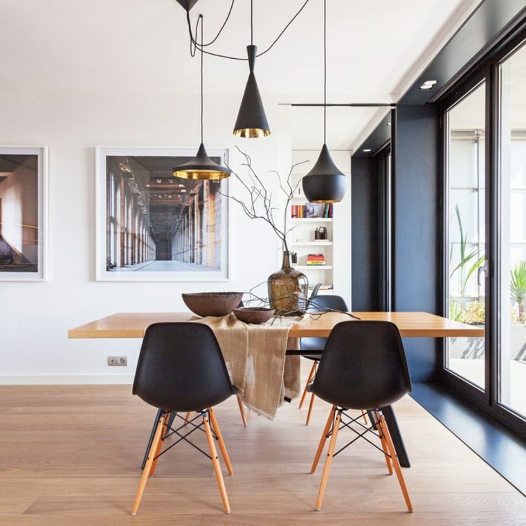 au-masculin-decoration-interieur-table-bois-chaise-noire-design-scandinave
