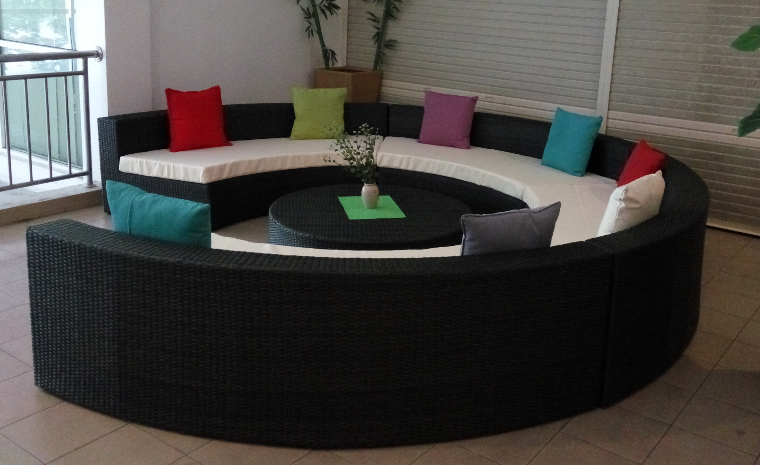 anape-rond-design-contemporain-noir-coussins-couleurs