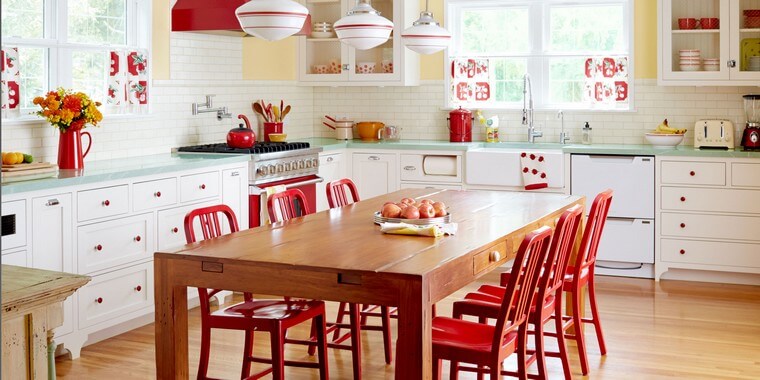 cuisine bois rouge idée table bois déco fleurs table chaises rouges