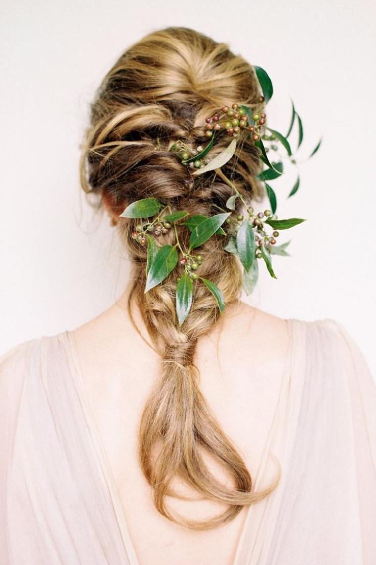 deco-mariage-a-faire-soi-meme-cheveux-feuilles-vertes-tresse-bohème-décoiffé