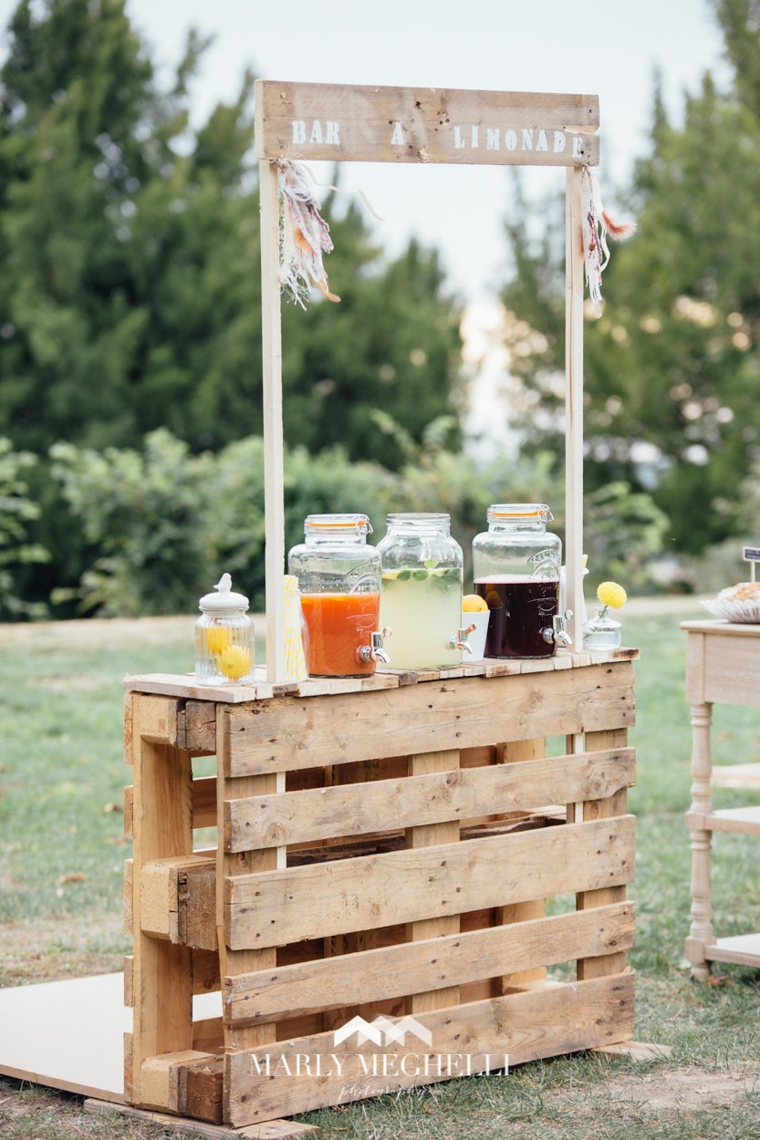 deco-mariage-champetre-bar-bois-boissons-rafraichissantes
