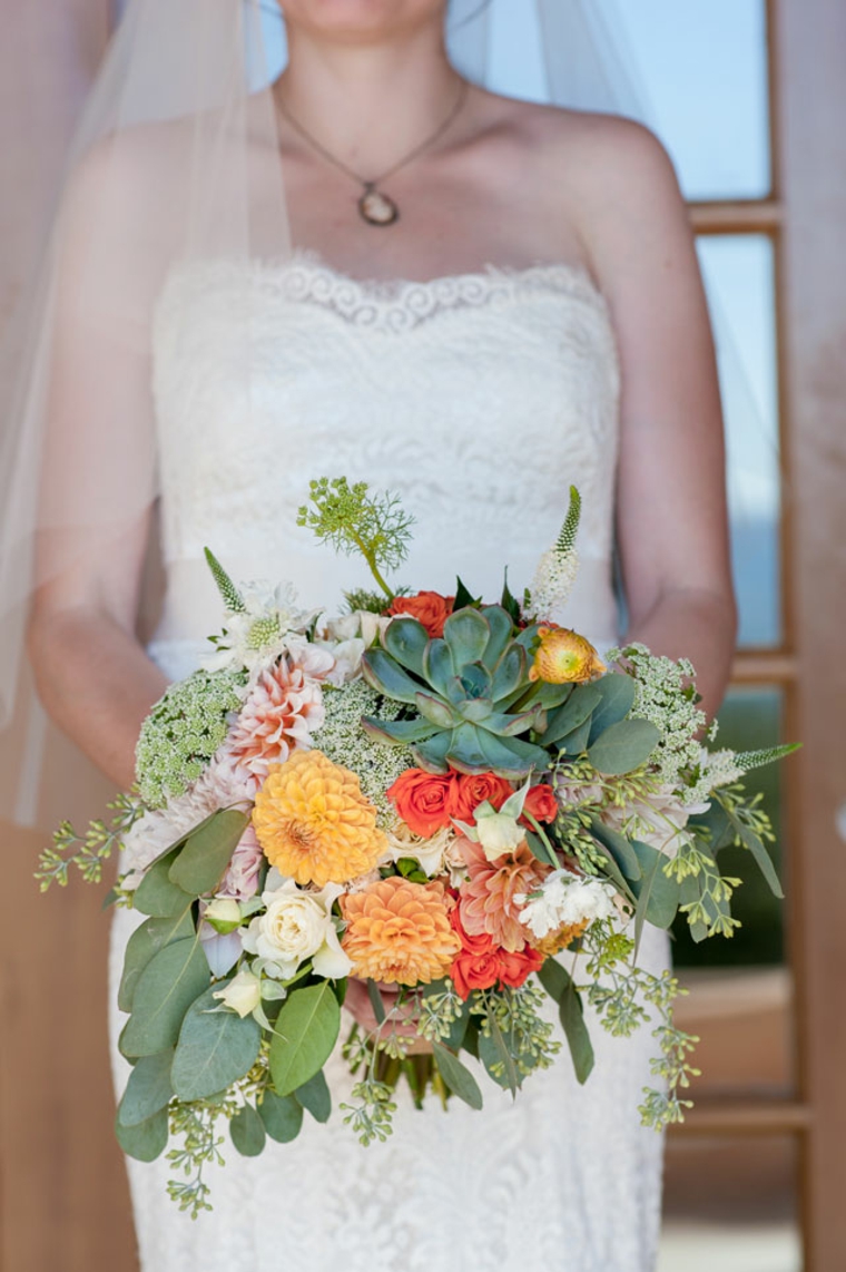 deco-mariage-champetre-mariee-robe-dentelle-fleurs-de-couleurs