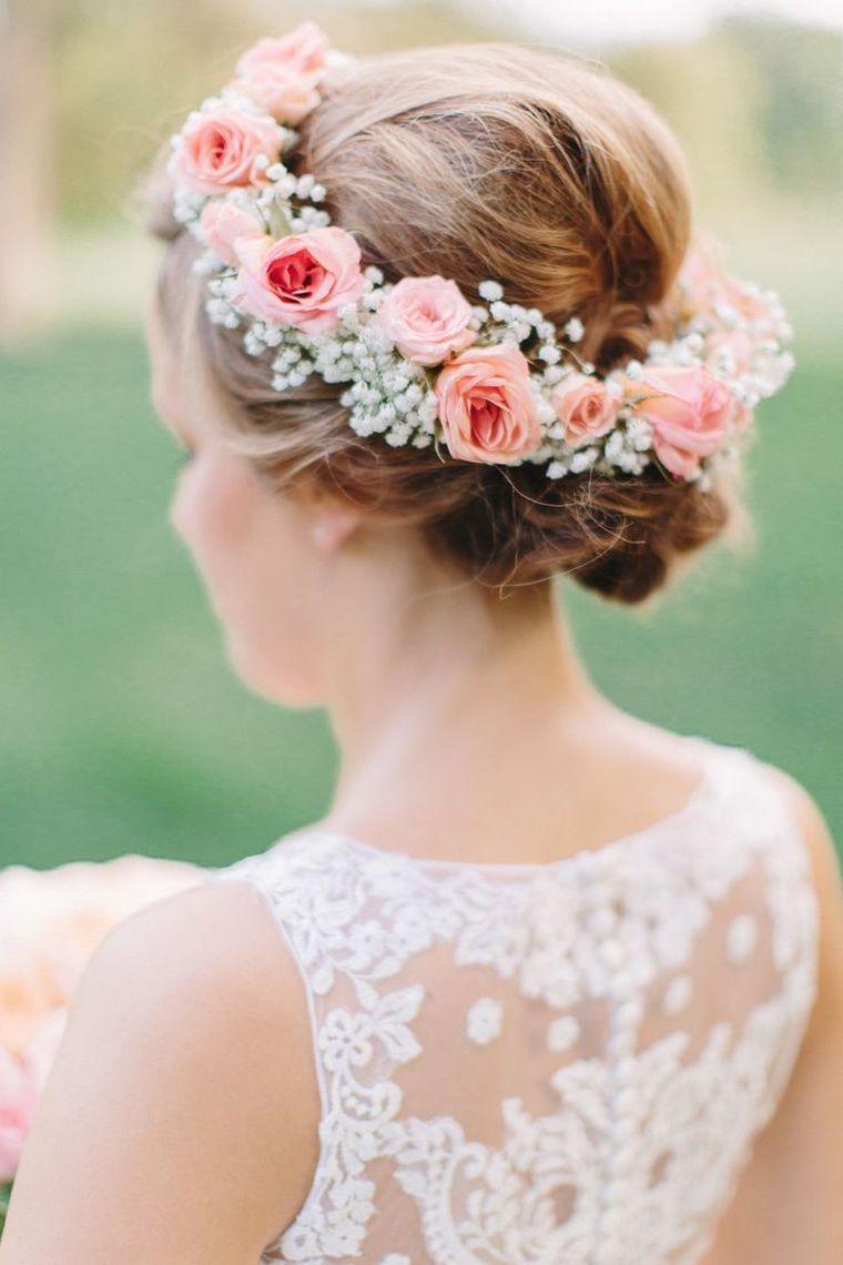 deco-mariage-romantique-coiffure-mariee-chignon-bijou-cheveux-roses