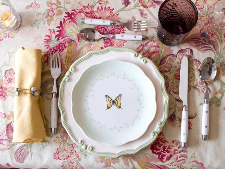 deco-mariage-romantique-deco-table-couleur-pastel-nappe-rose-serviette-jaune
