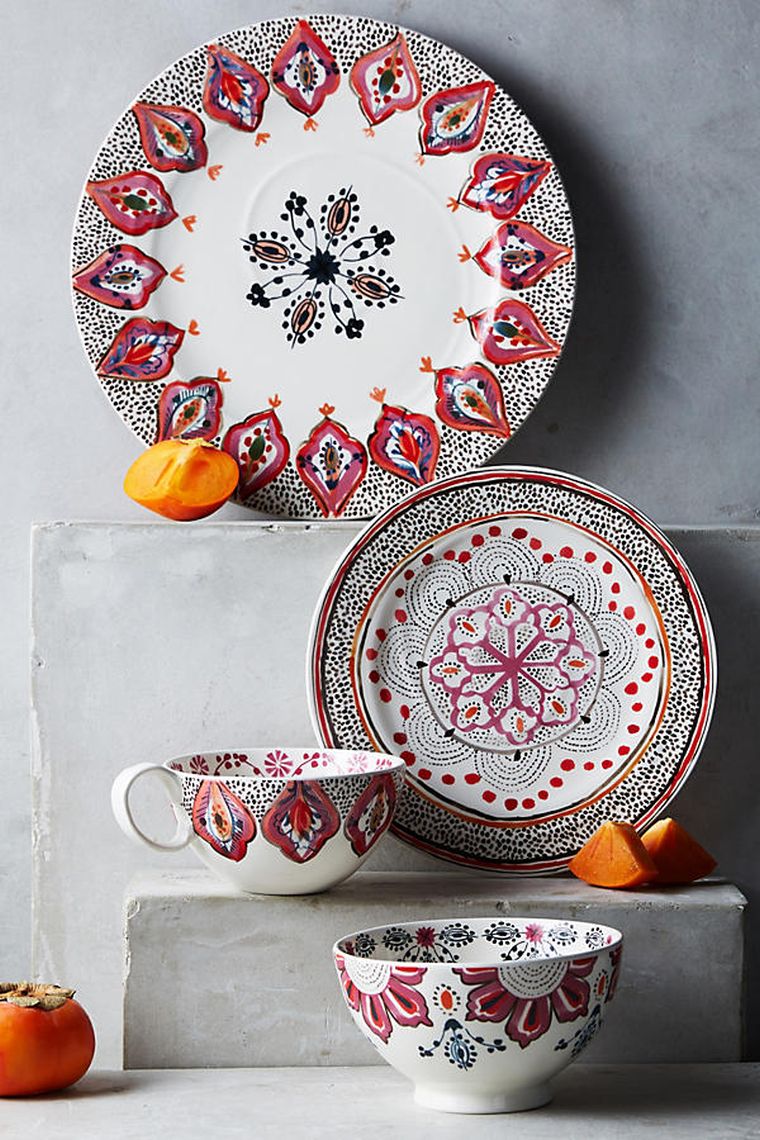 deco-table-mariage-rouge-et-blanc-accessoires-plat-peint-vaisselle