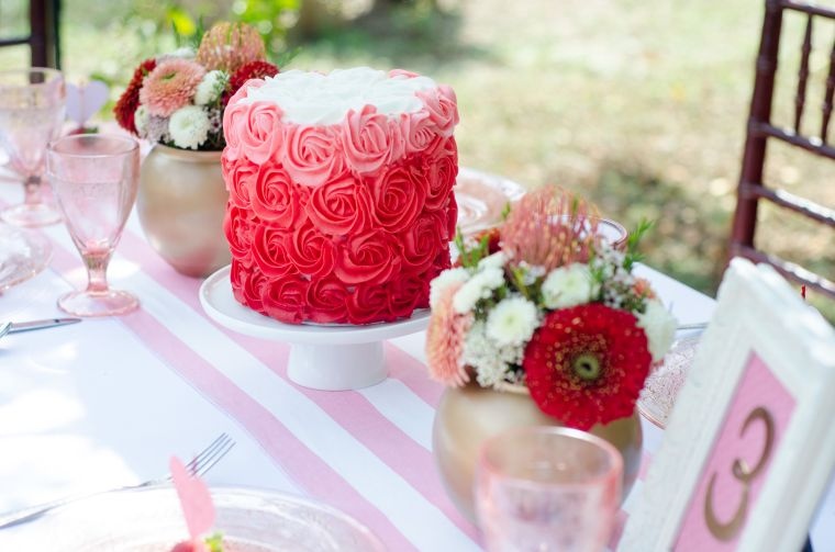 deco-table-mariage-rouge-et-blanc-gateau-mariage-theme-romantique