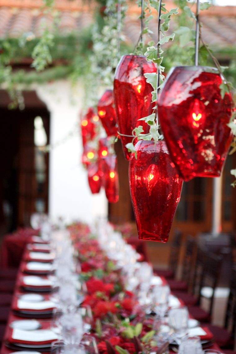 deco-table-mariage-rouge-et-blanc-lanternes-exterieur-idee