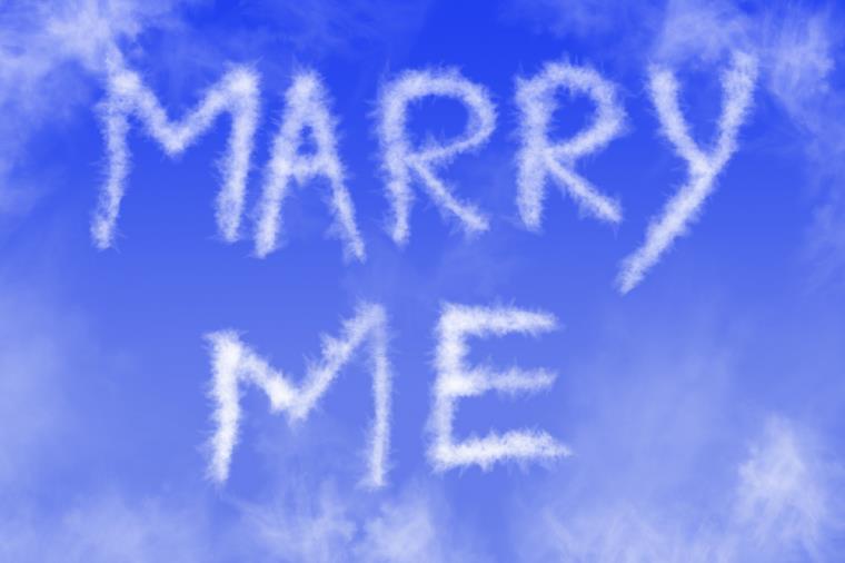 demande-en-mariage-ciel-avion-proposition-romantique