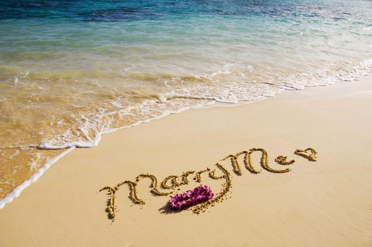 demande-en-mariage-plage-romantique-fleurs-mer