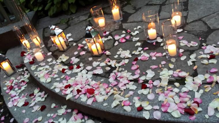 demande-en-mariage-romantique-bougies-petales-de-roses